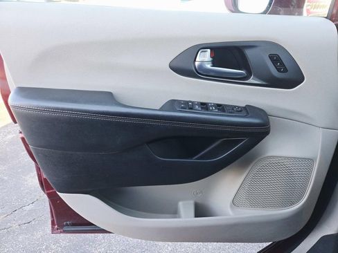 Used 2020 Chrysler Pacifica Touring-L image 35