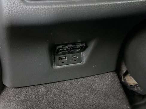 Used 2025 Toyota Camry SE image 31