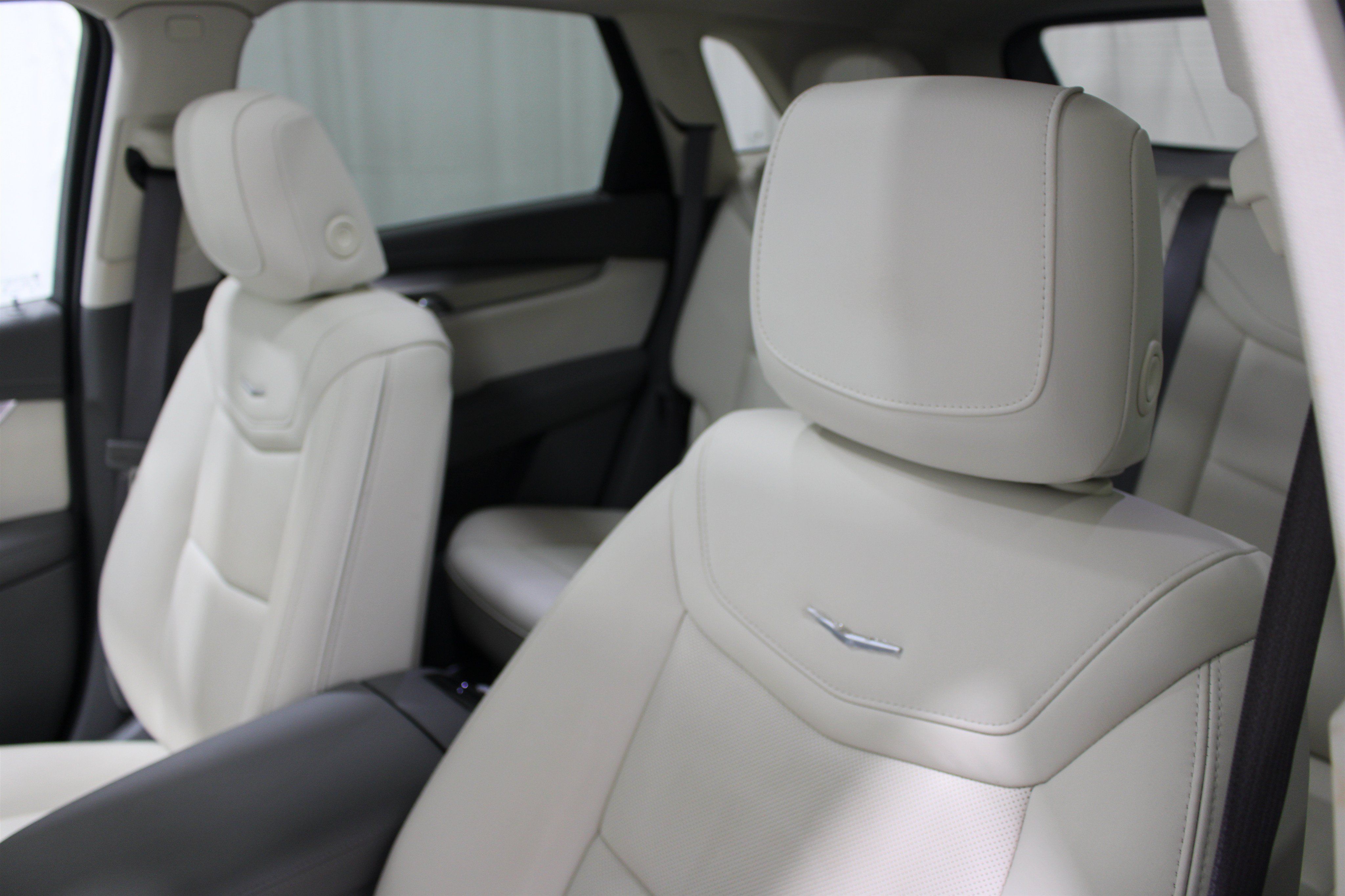 Used 2025 Cadillac XT5 Premium Luxury w/ Technology Package AWD/4WD image 4