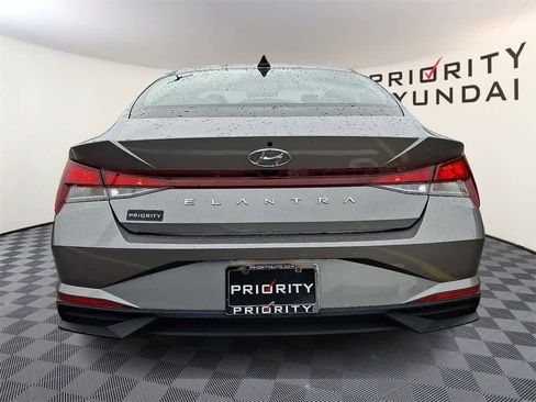 Used 2023 Hyundai Elantra SEL w/ Preferred Accessory Package image 5