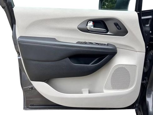 Used 2023 Chrysler Pacifica Touring-L FWD image 19
