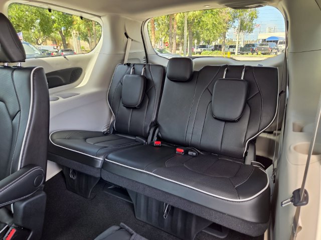 Used 2023 Chrysler Pacifica Limited FWD image 16