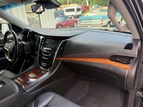 Used 2015 Cadillac Escalade Luxury AWD/4WD image 13