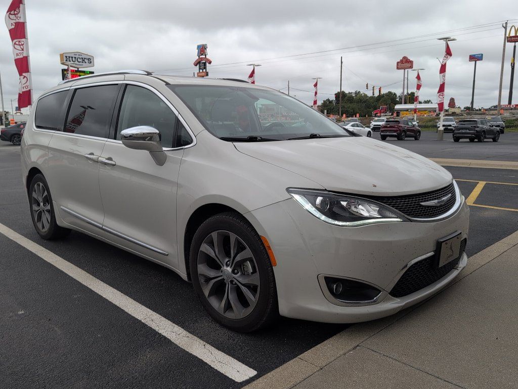 Used 2020 Chrysler Pacifica Limited w/ Tire & Wheel Group FWD image 2
