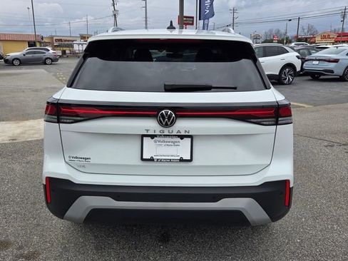 Used 2025 Volkswagen Tiguan SE image 10