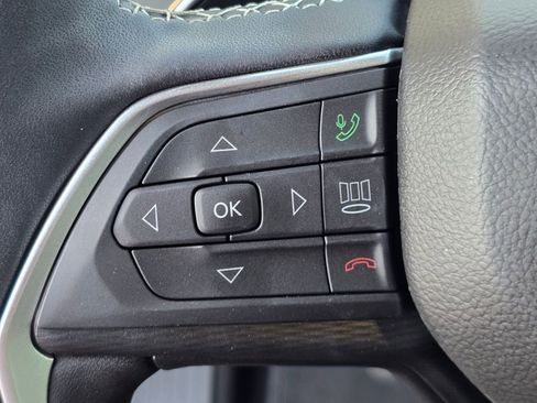 Used 2025 Jeep Grand Cherokee Altitude AWD/4WD image 24