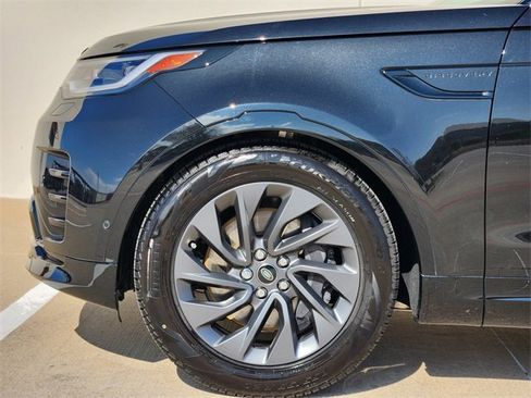 Used 2024 Land Rover Discovery Dynamic SE image 9