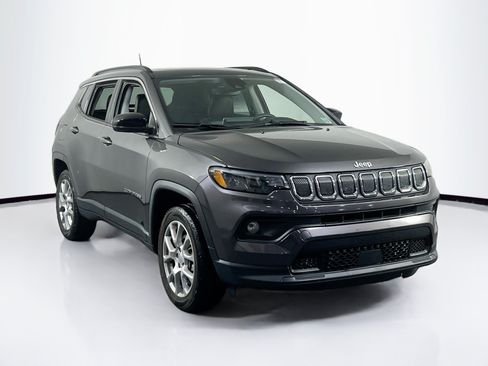 Used 2022 Jeep Compass Latitude w/ Sun and Sound Group AWD/4WD image 3