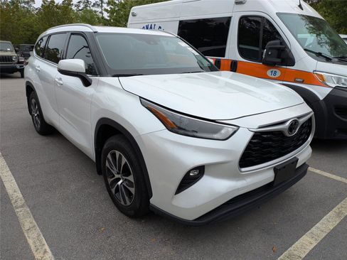 Used 2022 Toyota Highlander XLE image 4