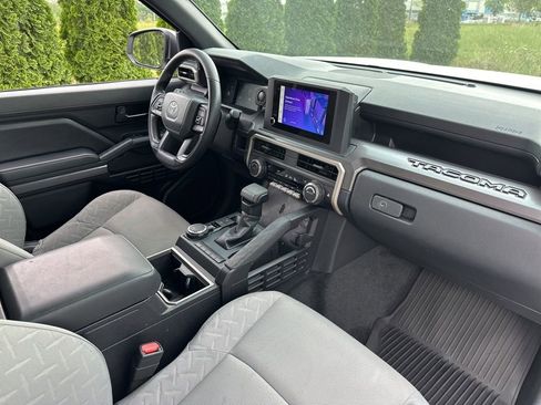 Certified 2025 Toyota Tacoma SR5 AWD/4WD image 31