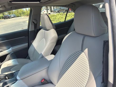 Used 2018 Toyota Camry SE w/ Moonroof Package FWD image 9
