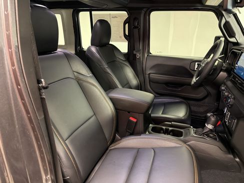 Used 2025 Jeep Wrangler Unlimited Sahara AWD/4WD image 25