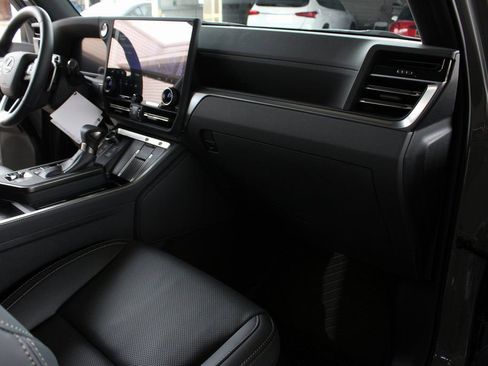 Used 2024 Lexus GX 550 image 17