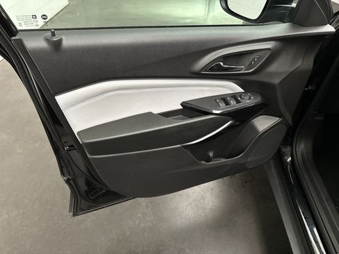 Used 2025 Chevrolet Trax LT FWD image 15