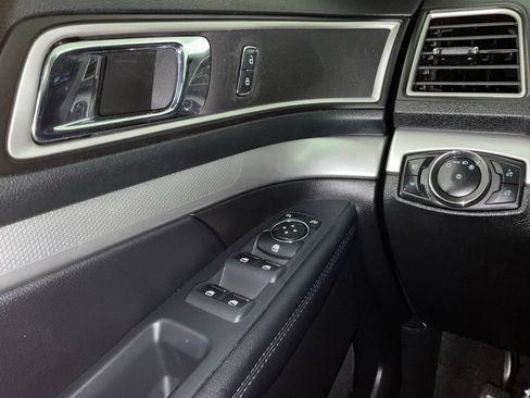 Used 2017 Ford Explorer XLT FWD image 21