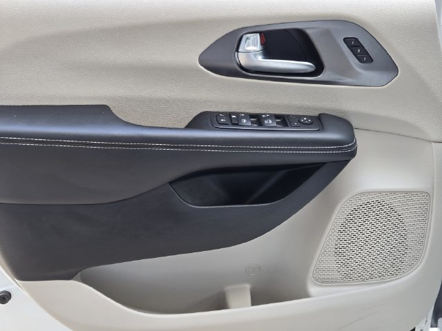 Certified 2024 Chrysler Pacifica Touring-L FWD image 22