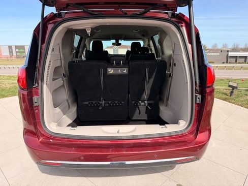 Used 2018 Chrysler Pacifica Touring-L image 34