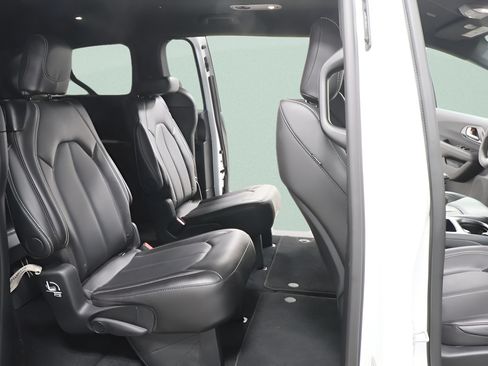 Used 2026 Chrysler Pacifica Select FWD image 27
