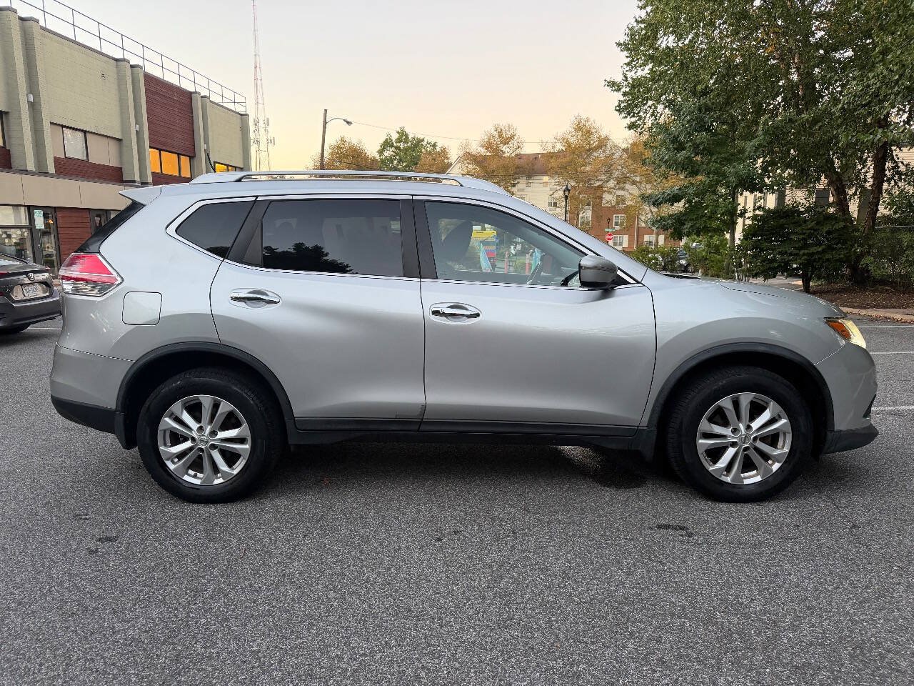 Used 2015 Nissan Rogue SV AWD/4WD image 7