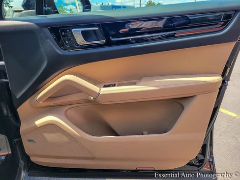 Used 2021 Porsche Cayenne Coupe image 23