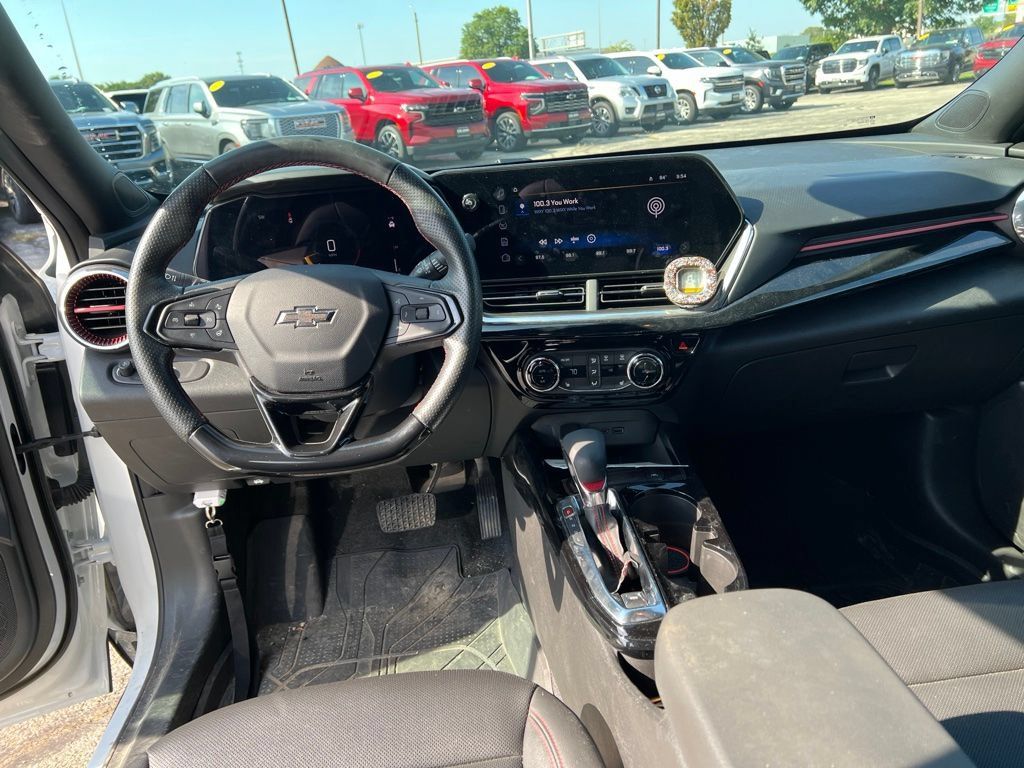Used 2024 Chevrolet Trax RS w/ Sunroof Package FWD image 10