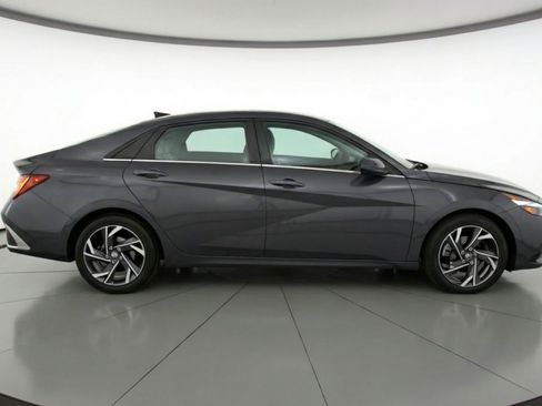 Used 2025 Hyundai Elantra Limited FWD image 11