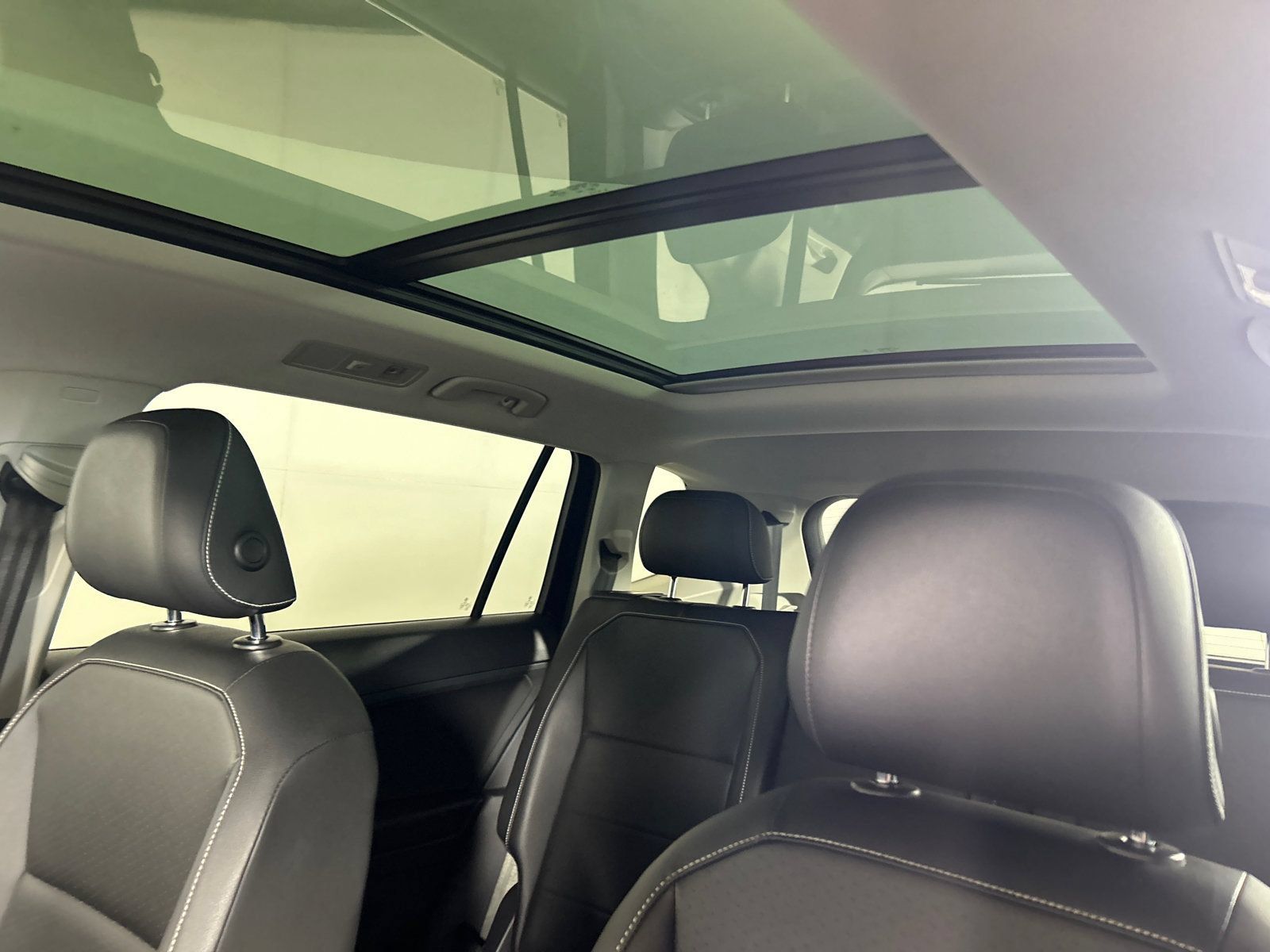 Used 2021 Volkswagen Tiguan SE w/ Panoramic Sunroof Package AWD/4WD image 13
