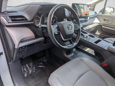 Certified 2022 Toyota Sienna XLE w/ XLE Plus Package FWD image 10