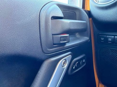 Used 2012 Jeep Wrangler Unlimited Rubicon w/ Connectivity Group AWD/4WD image 17
