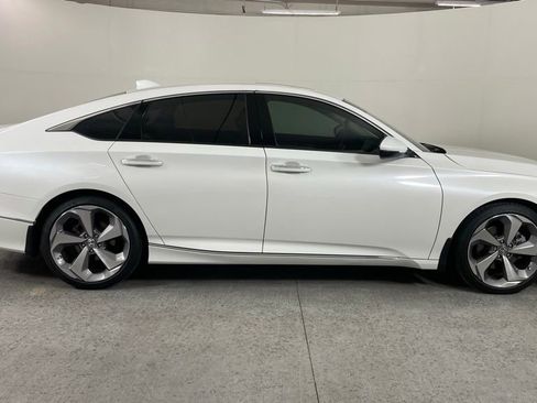 Used 2019 Honda Accord Touring image 2