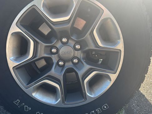 Used 2019 Jeep Cherokee Trailhawk w/ Cold Weather Group AWD/4WD image 29