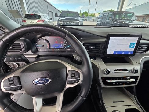 Used 2024 Ford Explorer XLT RWD image 15
