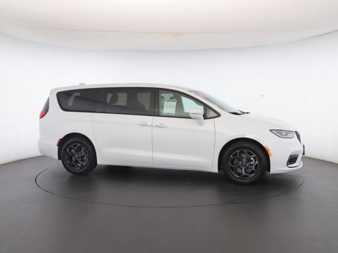 Used 2022 Chrysler Pacifica Touring-L w/ S Appearance Package image 32
