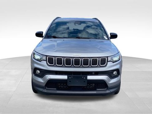 Used 2024 Jeep Compass Latitude AWD/4WD image 2