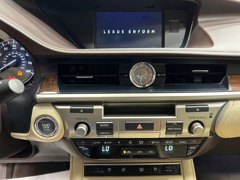 Used 2016 Lexus ES 350 w/ Luxury Package w/Wood Trim FWD image 17