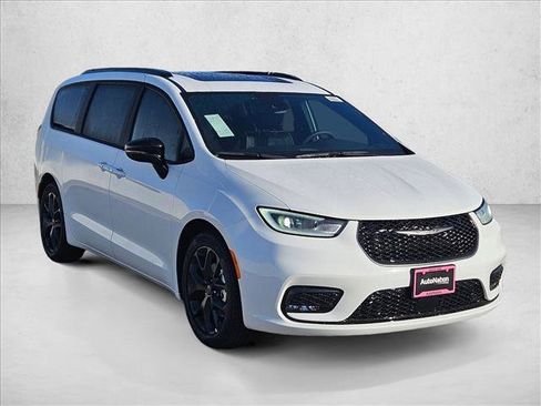 New 2026 Chrysler Pacifica Limited w/ S Appearance Package FWD image 3