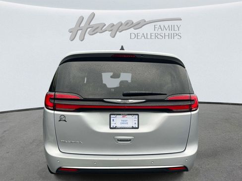 Used 2023 Chrysler Pacifica Touring-L FWD image 4