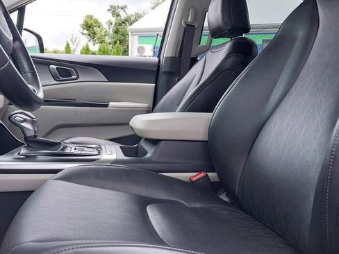 Used 2024 Kia Carnival LX image 18