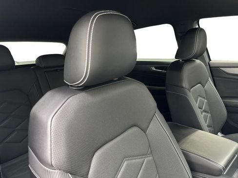 Used 2025 Volkswagen Atlas Cross Sport SE FWD image 45