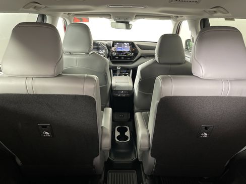 Used 2022 Toyota Highlander XLE image 16