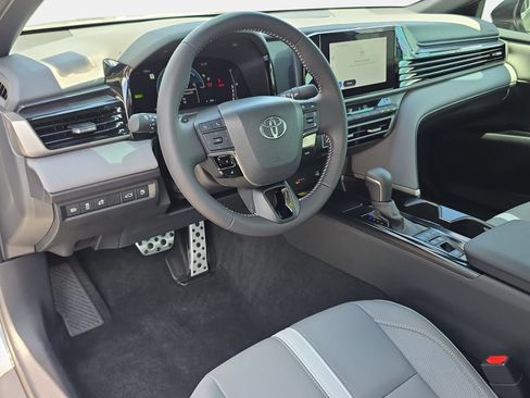 Used 2025 Toyota Camry SE FWD image 16