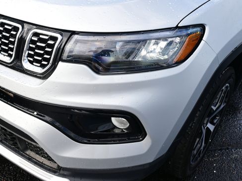 Used 2025 Jeep Compass Limited image 12