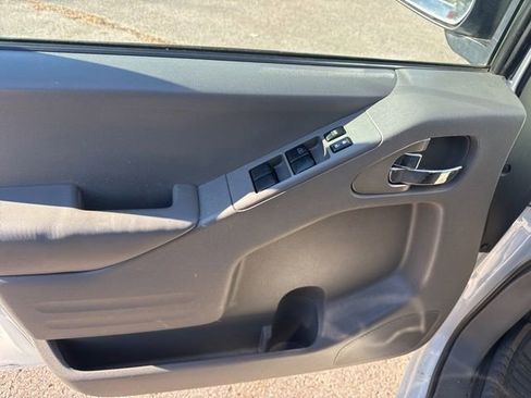 Used 2016 Nissan Frontier SV image 12