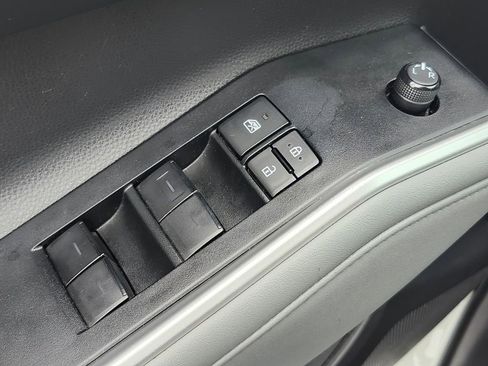 Used 2023 Toyota Highlander L image 30