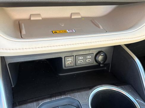 Used 2024 Toyota Highlander Platinum image 16