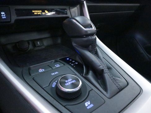 Used 2022 Toyota RAV4 XLE Premium image 20