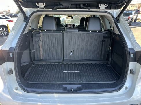 Used 2020 Toyota Highlander XLE image 22