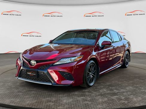 Used 2018 Toyota Camry XSE FWD image 1
