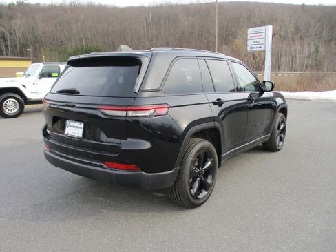 Certified 2023 Jeep Grand Cherokee Limited w/ Black Appearance Package image 5