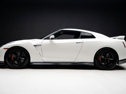 Used 2019 Nissan GT-R Premium AWD/4WD image 17